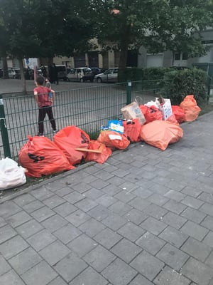 Les poubelles oranges de la commune laissées à l'abandon