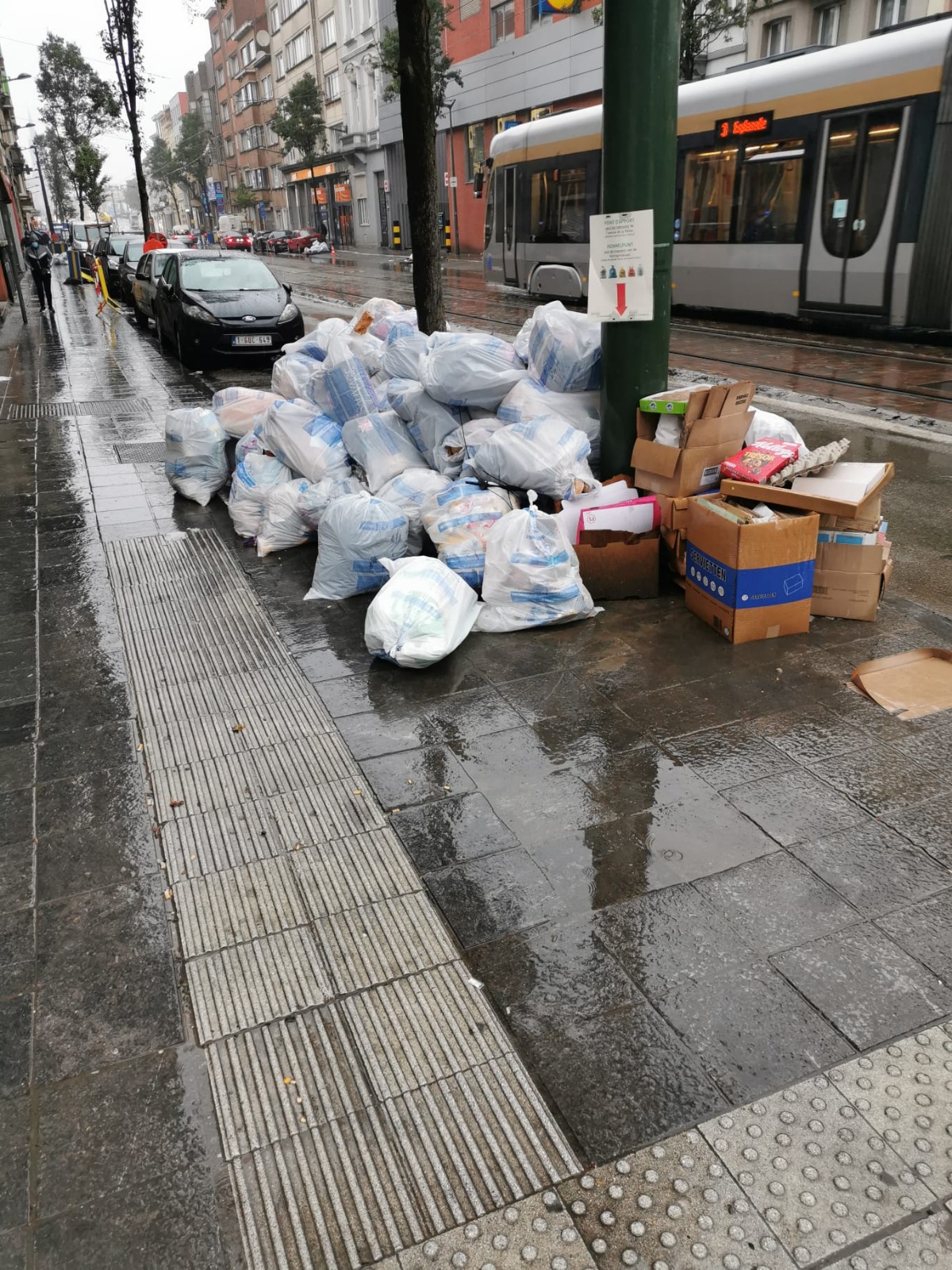 Bruxelles: des poubelles intelligentes sur le piétonnier du centre-ville 
