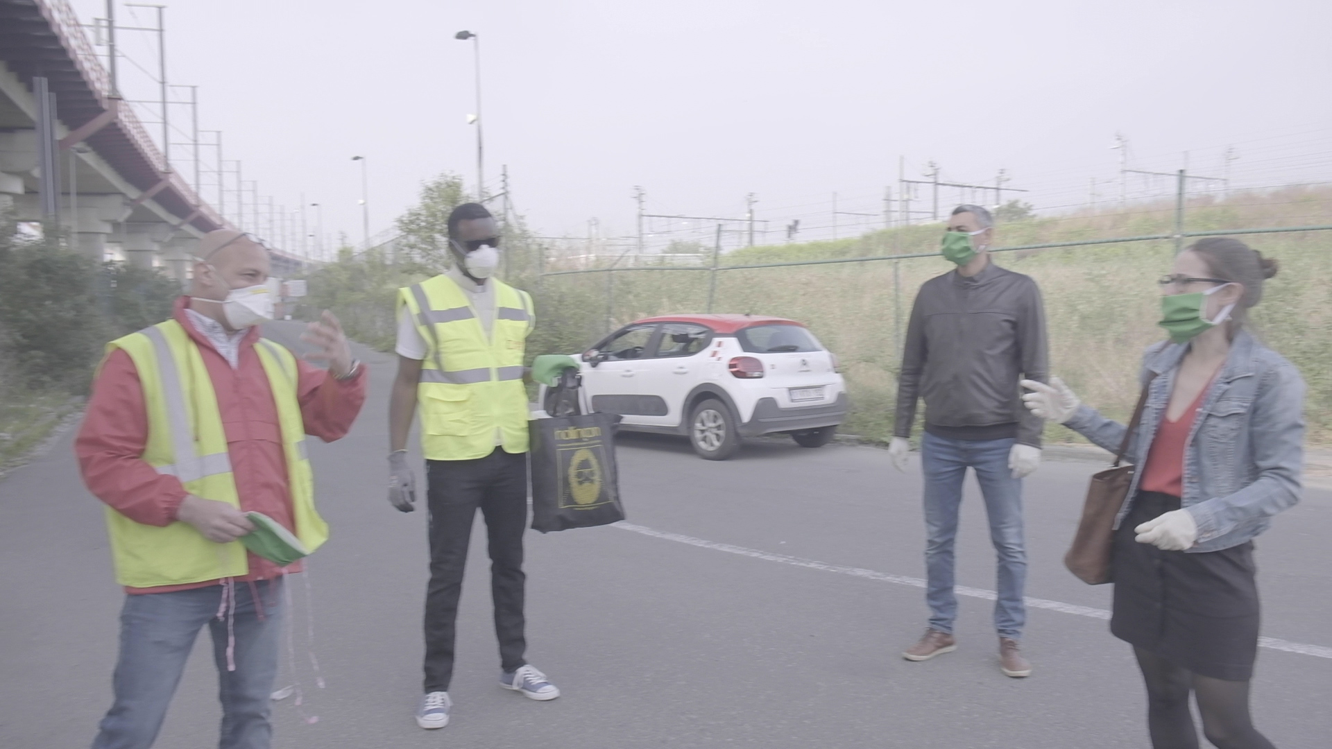 Le PTB clôture sa campagne en apportant 1000 masques aux postiers